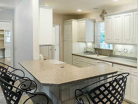 5th image of 1055 Bayshore Dr