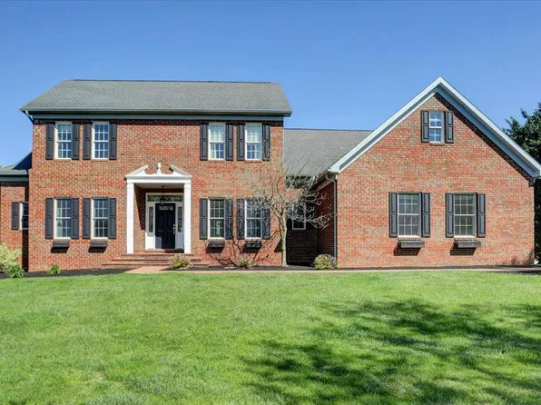 3143 Saint Andrews Dr, Chambersburg, PA 17202