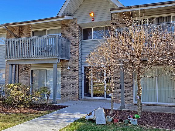 2nd image of 16W641 Mockingbird Ln APT 201