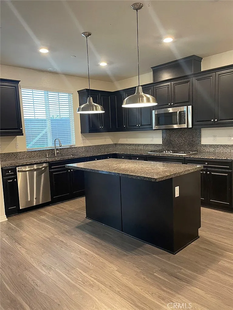 4 bed, 3.5 bath, 2257 sqft, $3,600 — Photo 4