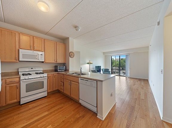 4th image of 2335 W Belle Plaine Ave APT 219