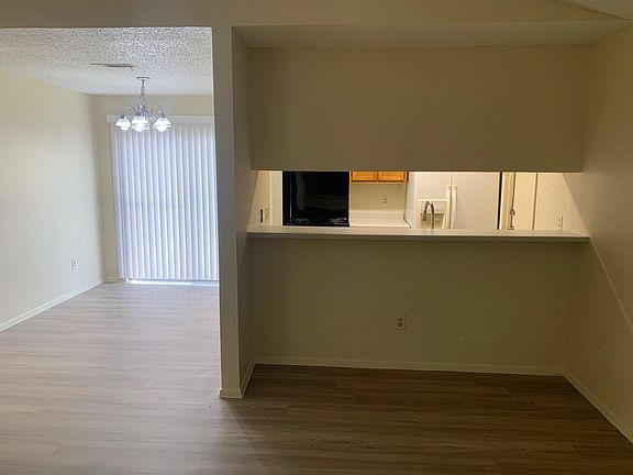 4th image of 523 Greenlawn Blvd