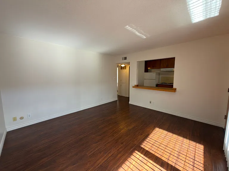 304 E Almond Ave — Photo 2