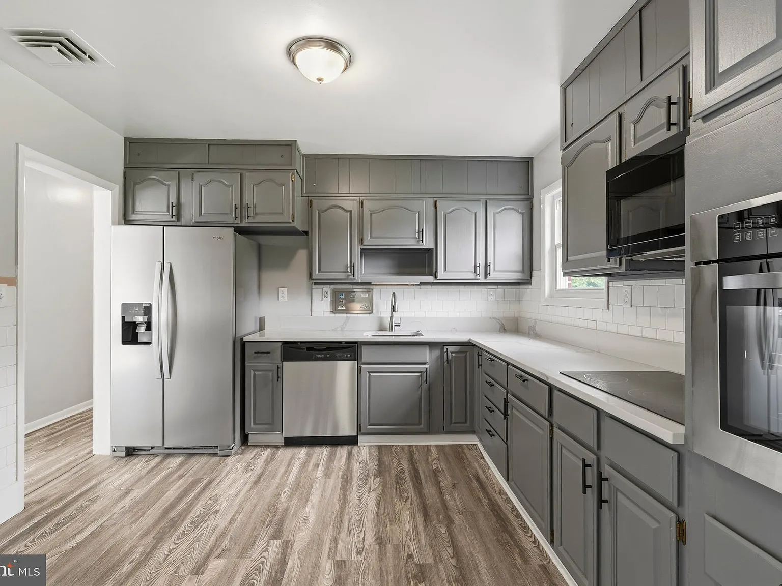 4 bed, 1819 sqft, $3,499 — Photo 2