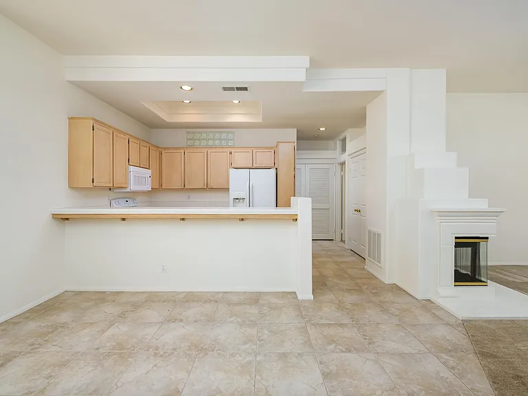 Bel Mondo Condos — Photo 9