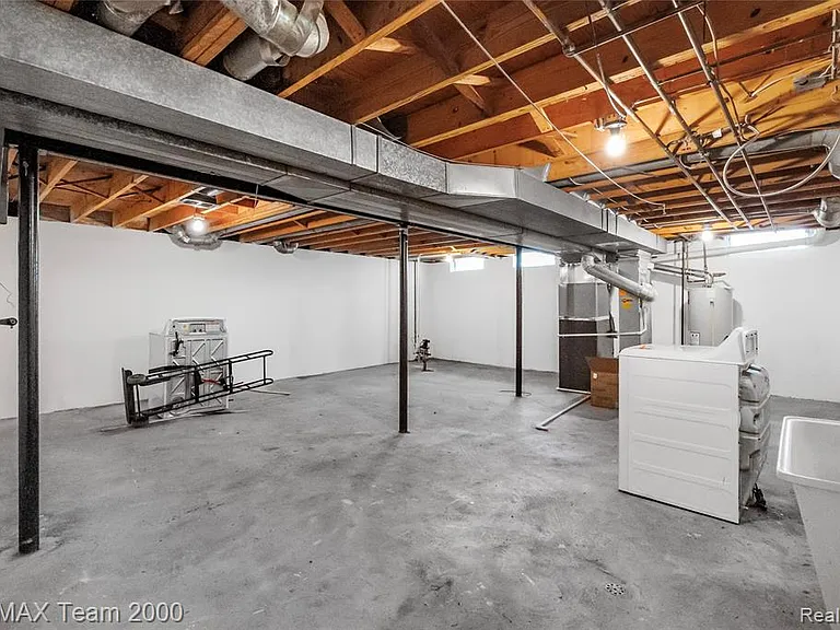 2053 Brookfield St — Photo 32