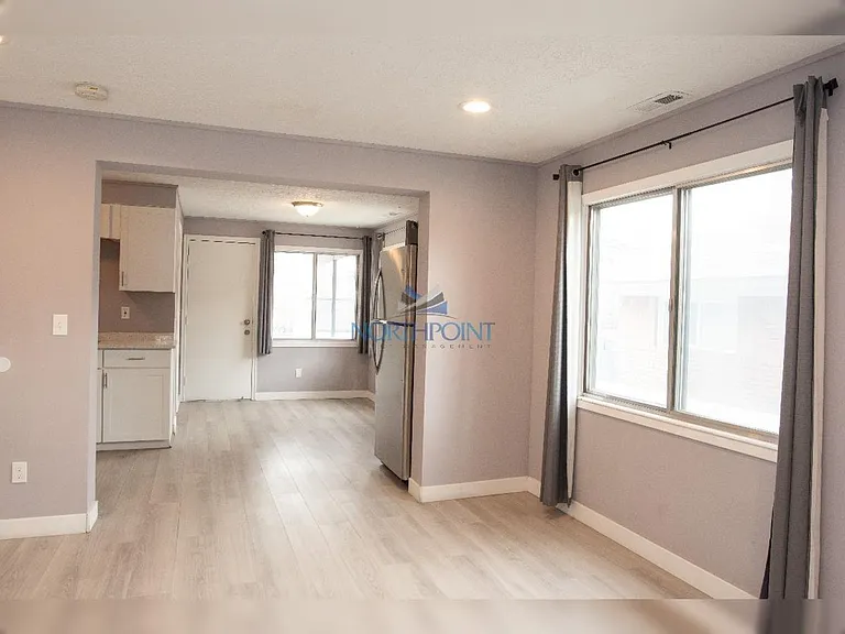 Bright & Open 2 bed 2 bath — Photo 33