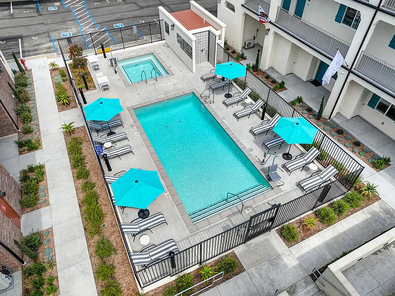 The Commodore Apartments — Photo 10