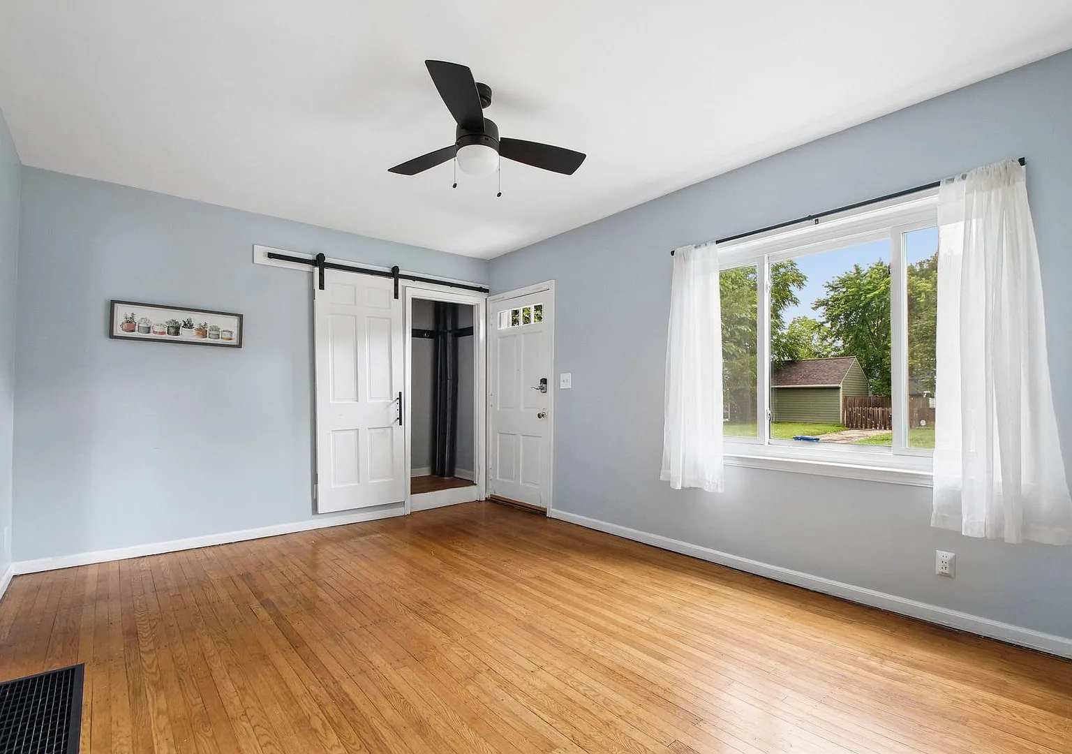 Remodeled Clintonville Cape Cod w/Private Yard & Garage! — Photo 2