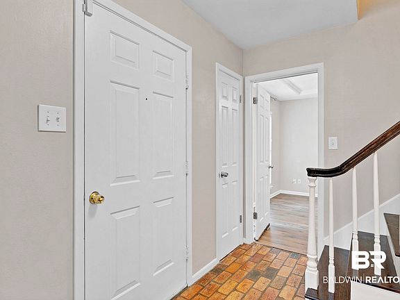 4th image of 101 Avon Cir E
