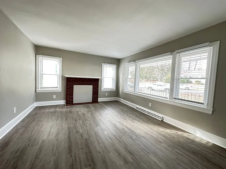 512 Pleasant St — Photo 4