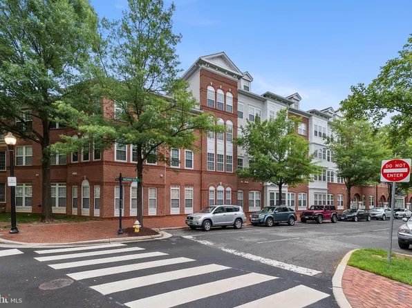 4951 Brenman Park Dr APT 209, Alexandria, VA 22304