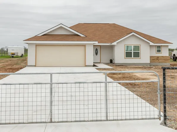 2519 County Road 5710, Devine, TX 78016