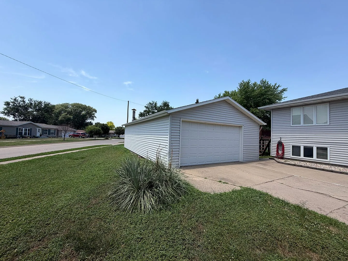 $2500 - 3 Bed 1.5 Bath Home in Riverside — Photo 2