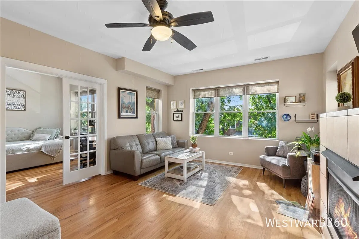 "Available Now / Irving Park / 2 Bed / 1 Bath / Pets Negotiable / In-Unit Laundry / Central Air a... — Photo 4