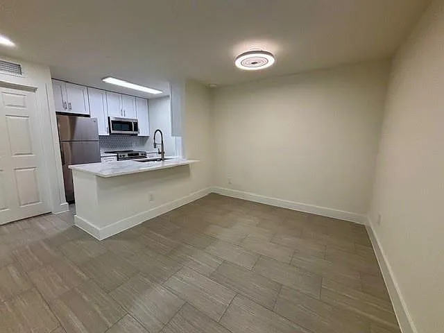 2121 Fountain View Dr #83 — Photo 2
