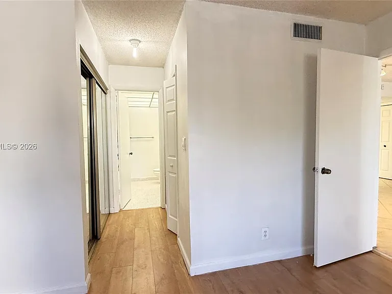240 Lakeview Dr #306 — Photo 8