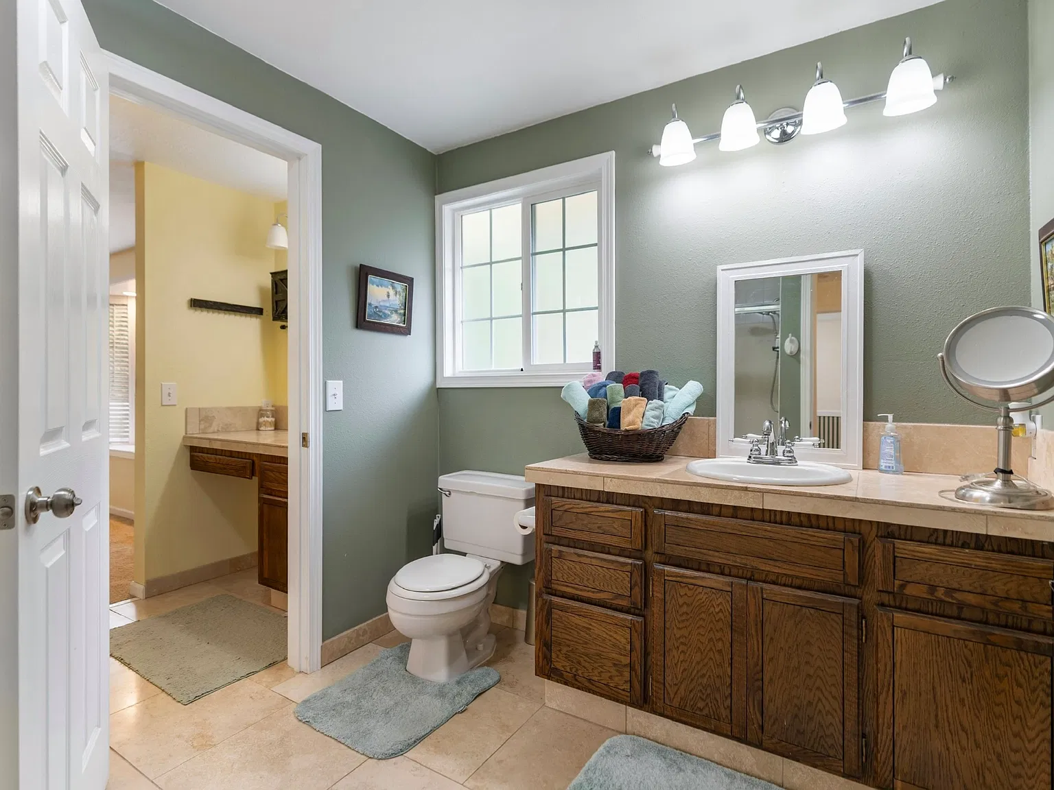 5 bed, 2.5 bath, 2522 sqft, $3,500 — Photo 2