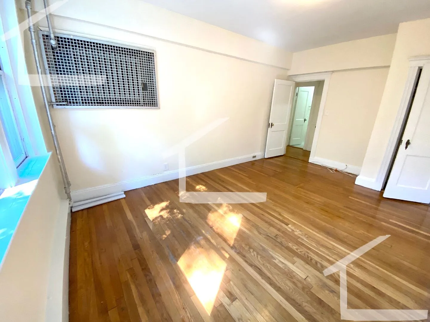 Charming 2 Bedroom-No Broker Fee — Photo 2