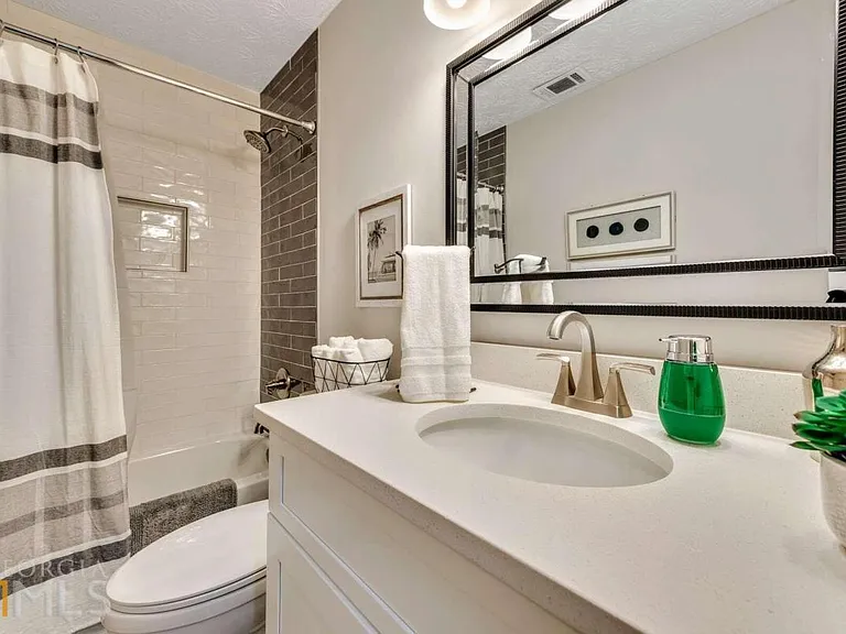 210 Booth Rd SW #B — Photo 15