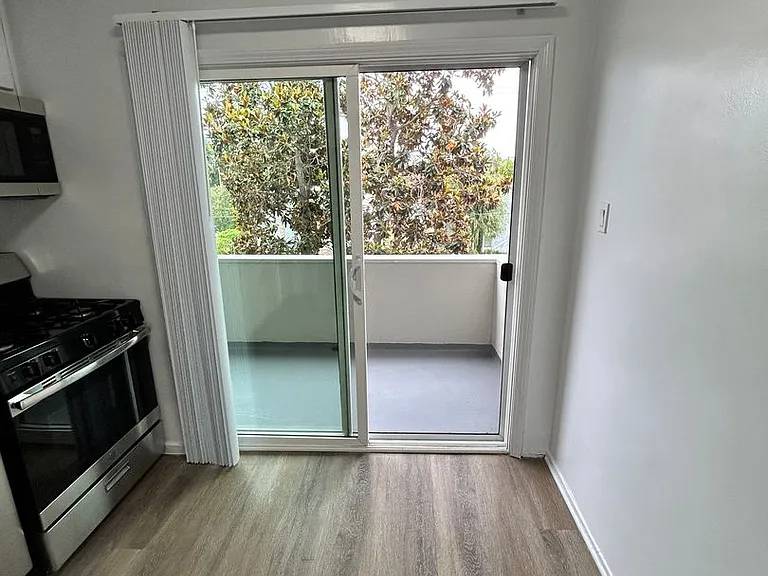 13860 Burbank Blvd — Photo 36
