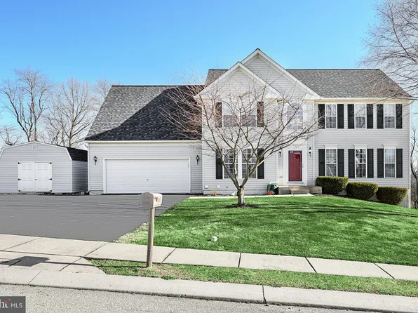 365 Lakeview Dr, Spring Grove, PA 17362