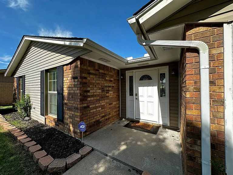 4720 NE Macarthur Cir — Photo 4