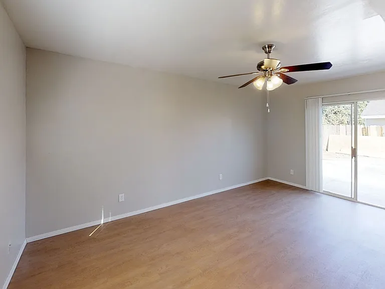 5 Bed / 3 Bath on Rockford Dr (Large Rooms & Backyard) Walk to Campus!! — Photo 12