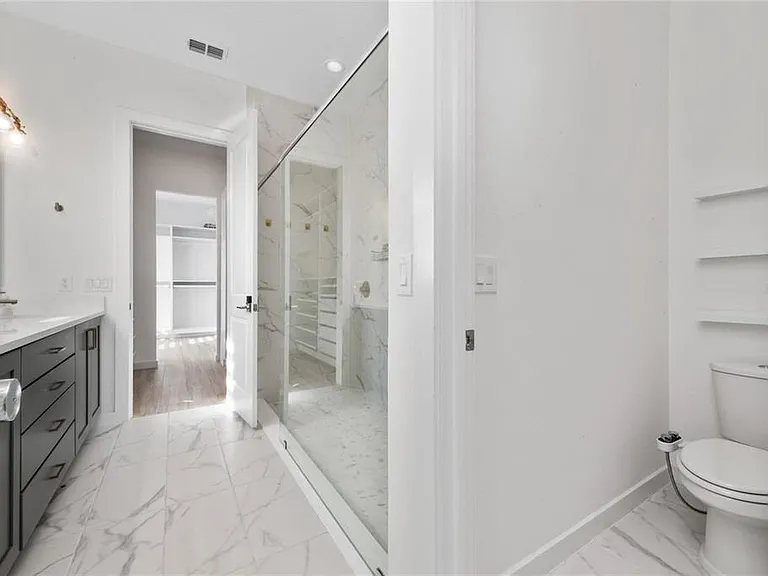 8664 Dubochet St — Photo 16