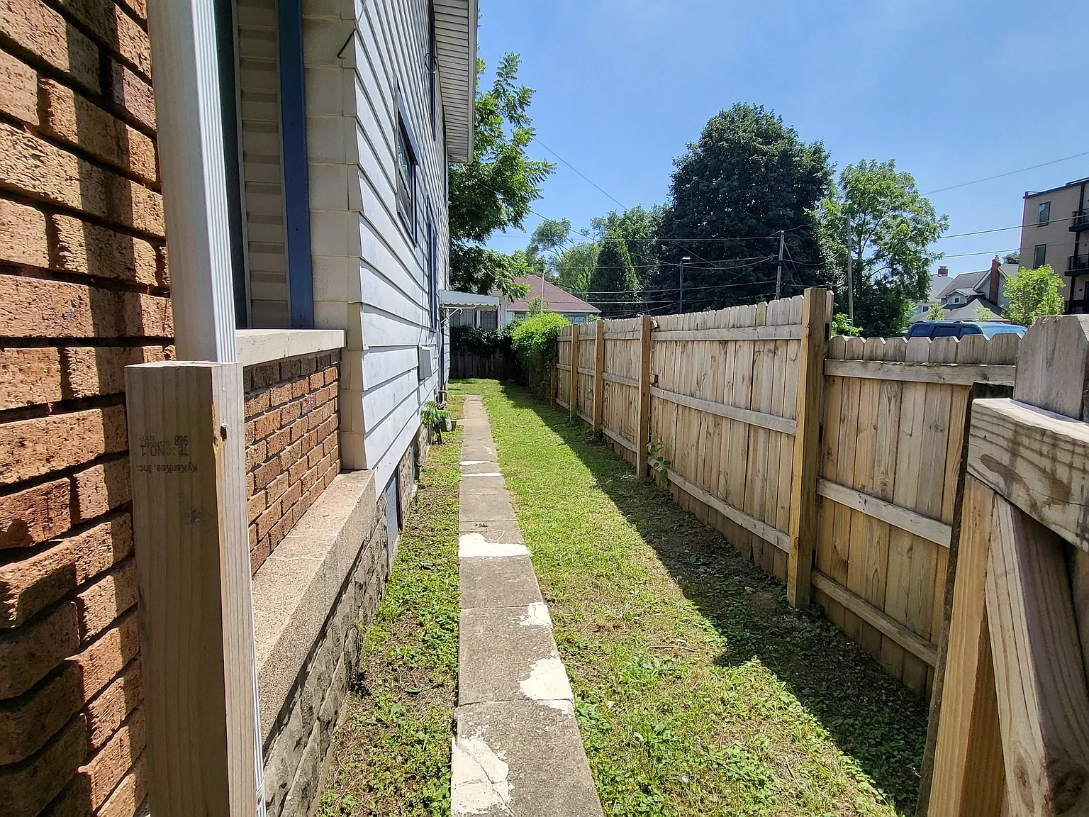 3 bed, 1.5 bath, 1090 sqft, $999 — Photo 3