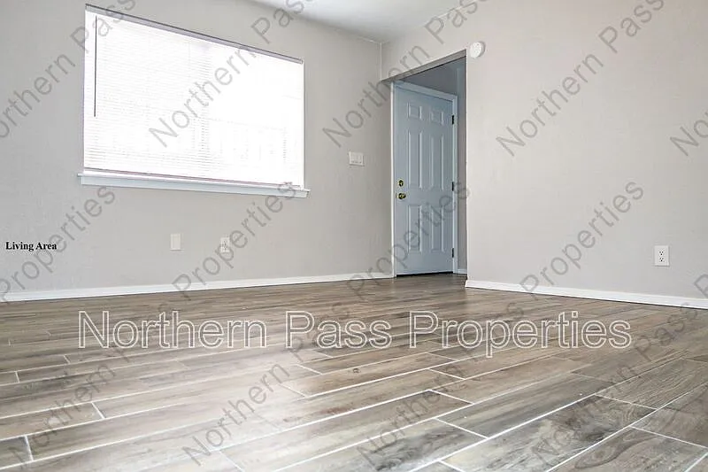 2 bed, 1.5 bath, 884 sqft, $1,095 — Photo 2