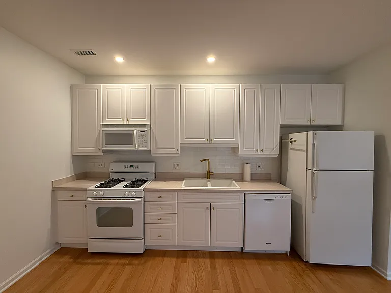 2720 W Cortland St #202 — Photo 6