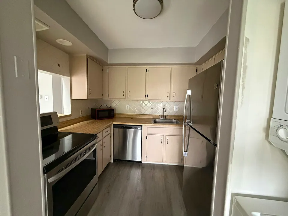 1709 Crimson Tree Way