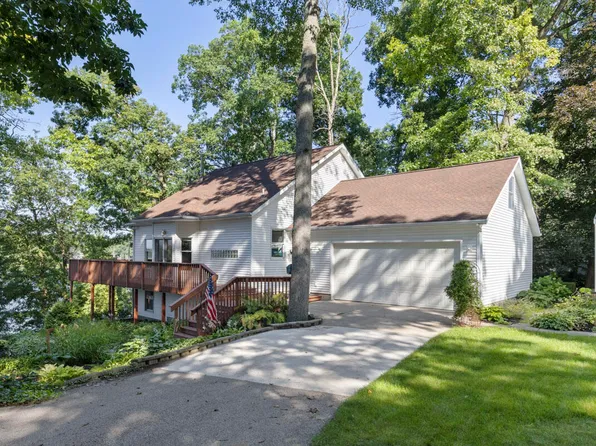 3915 Elhart Dr NE, Lowell, MI 49331