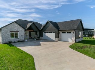 2011 E 59th Ct, Davenport, IA 52807