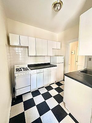 4th image of 231 E 58th St #4B