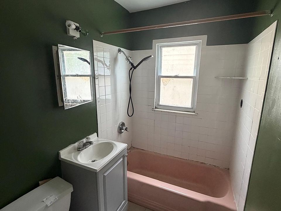 2nd image of 528 E 1st Ave #1L
