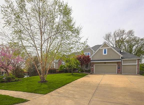 3rd image of 2339 NE Smokey Hill Dr