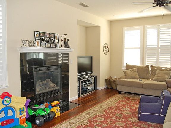 Family room w/fireplace