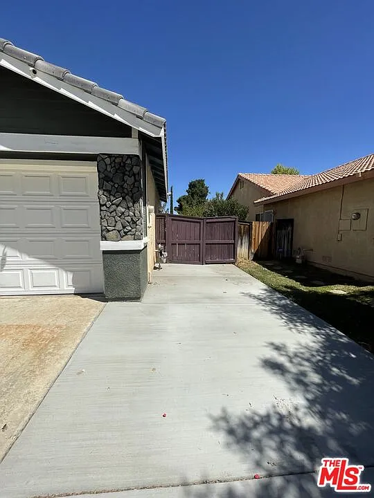 4 bed, 2.0 bath, 1682 sqft, $3,299 — Photo 2