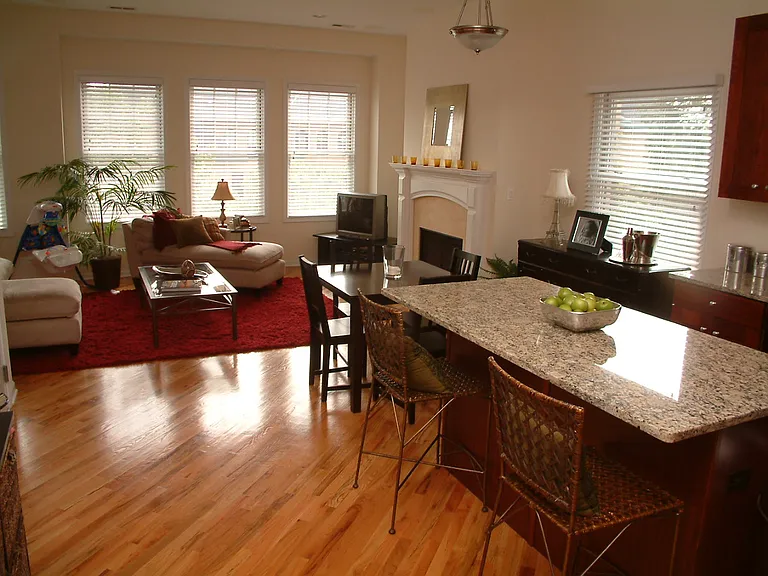 1528 W Greenleaf Ave #2W — Photo 1