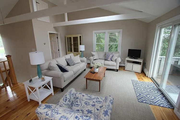 110 Knott Ave — Photo 5