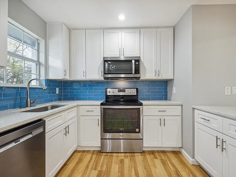1111 Lawson Ln — Photo 6