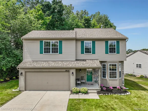 2837 Birchwood Dr, Waterford, MI 48329