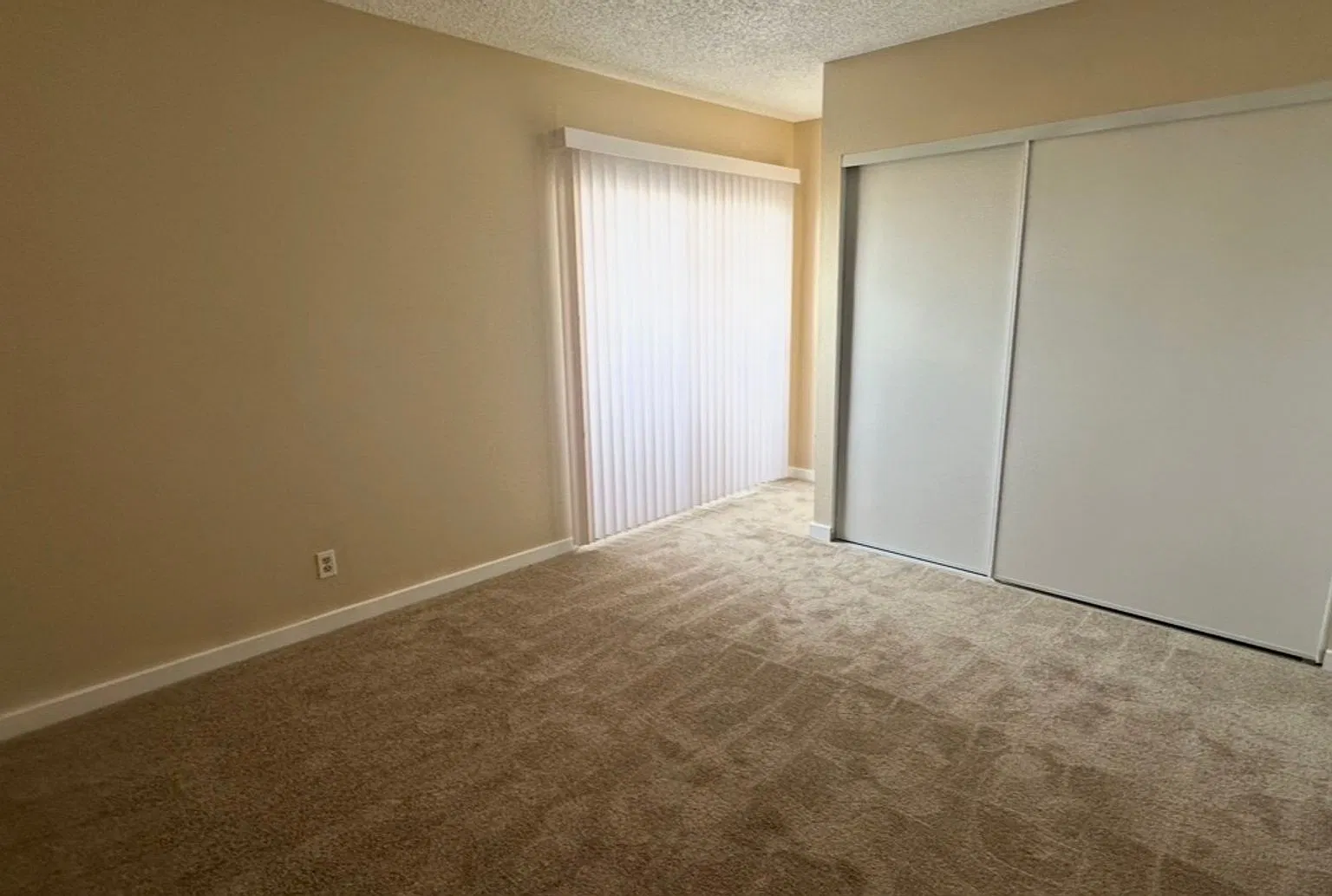2 Bedrooms 1.5 Bathroom Townhouse Available For Rent Jones And Vegas Dr — Photo 4