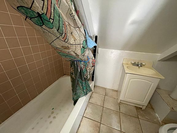 3rd image of 1162 Hancock Ave #2