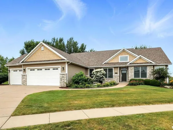 7 Redstone Ct, Le Claire, IA 52753