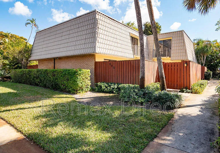 1700 Embassy Dr #305 — Photo 6