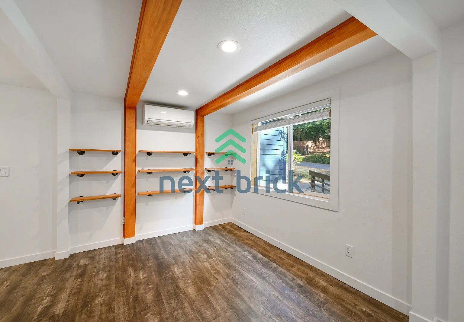 Charming Shoreline Home on a Spacious Lot | A/C & EV Charger | Near Light Rail — Photo 4