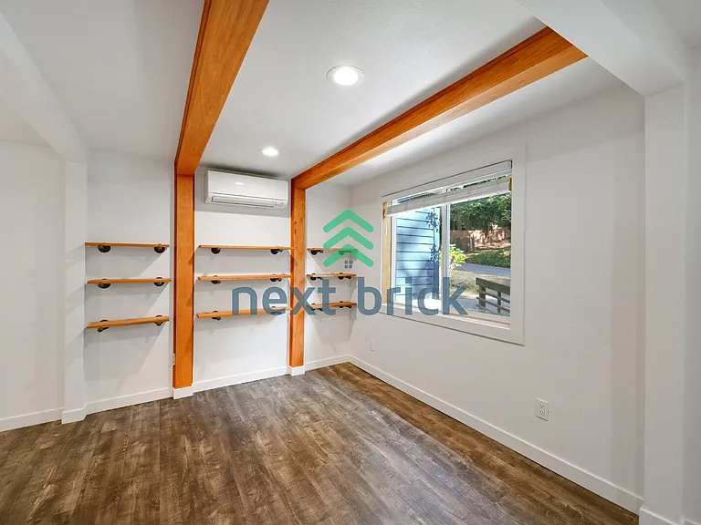 528 NE Serpentine Pl — Photo 4